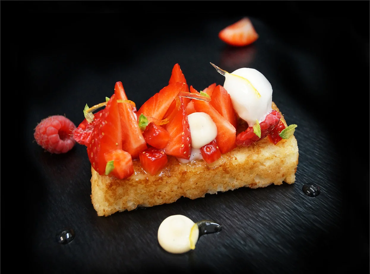 Fresas y nata sobre brioche caramelizado.