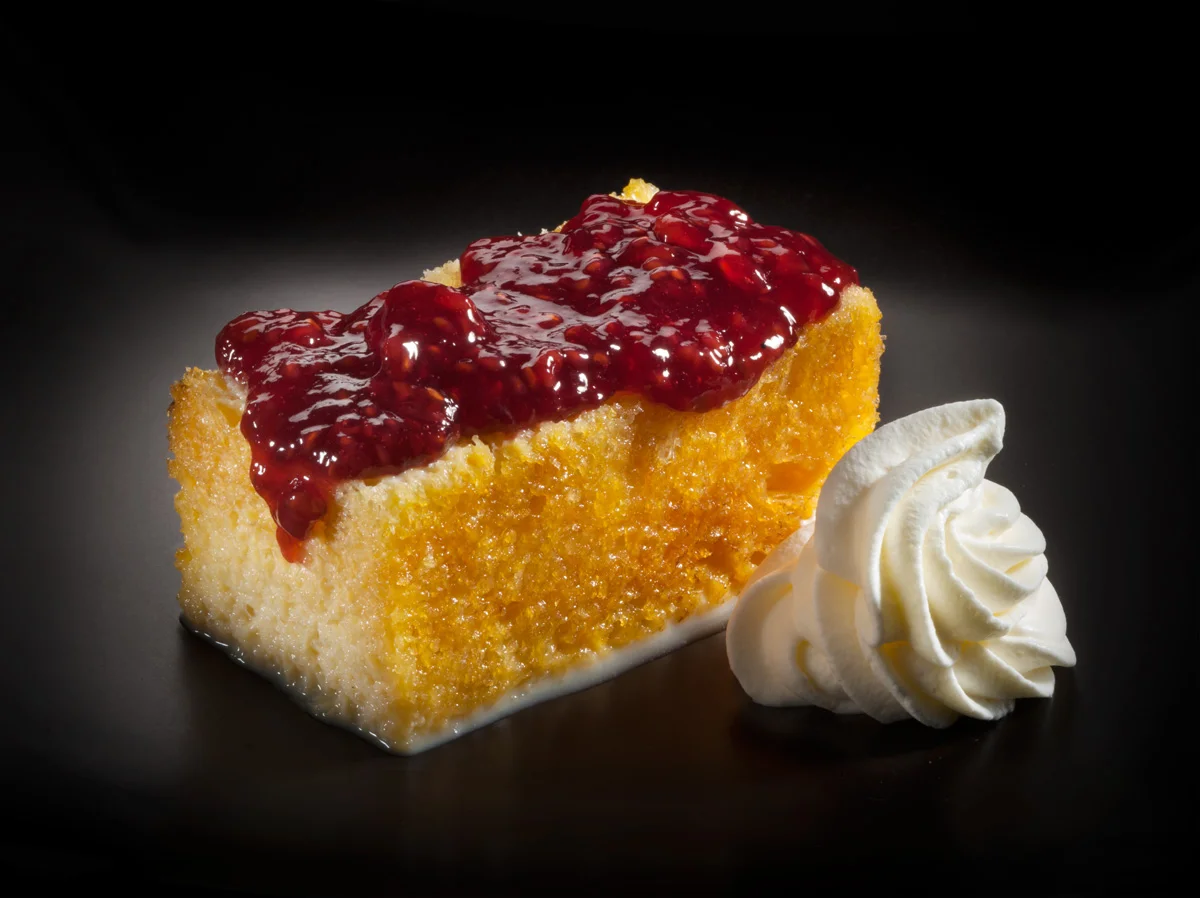 Torrija de brioche caramelizada con mermelada