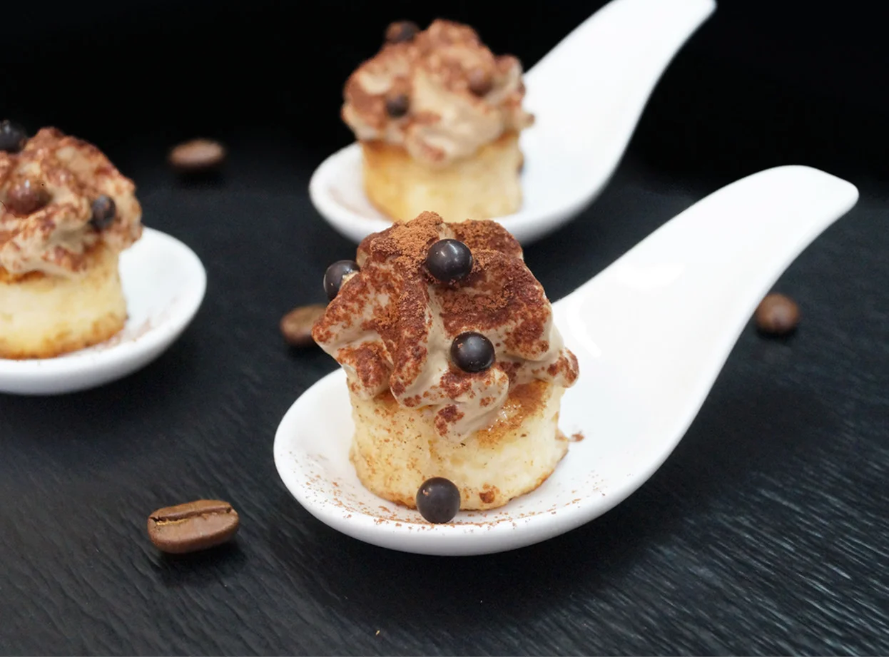 Cucharita de tiramisú en brioche remojado.